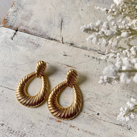 Gold Oval Hoop Detailed Earrings - Picture 4 of 16
